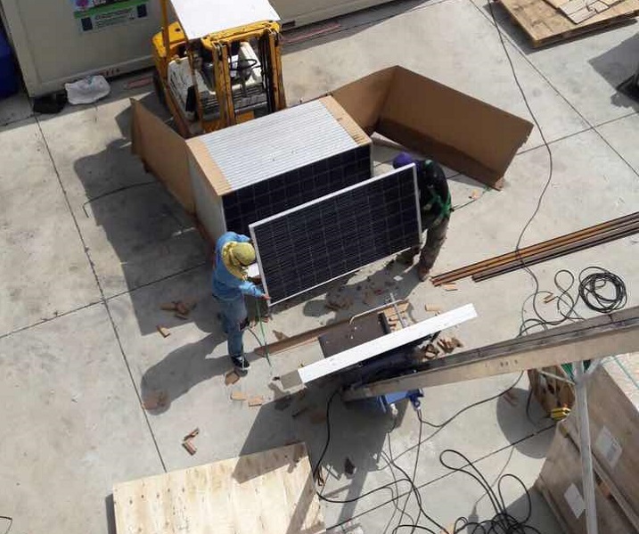Installazione del supporto solare sul tetto