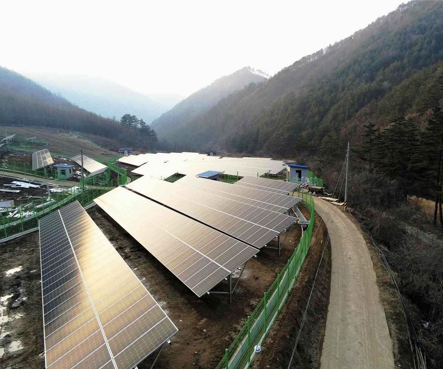 Montaggio fotovoltaico in pendenza