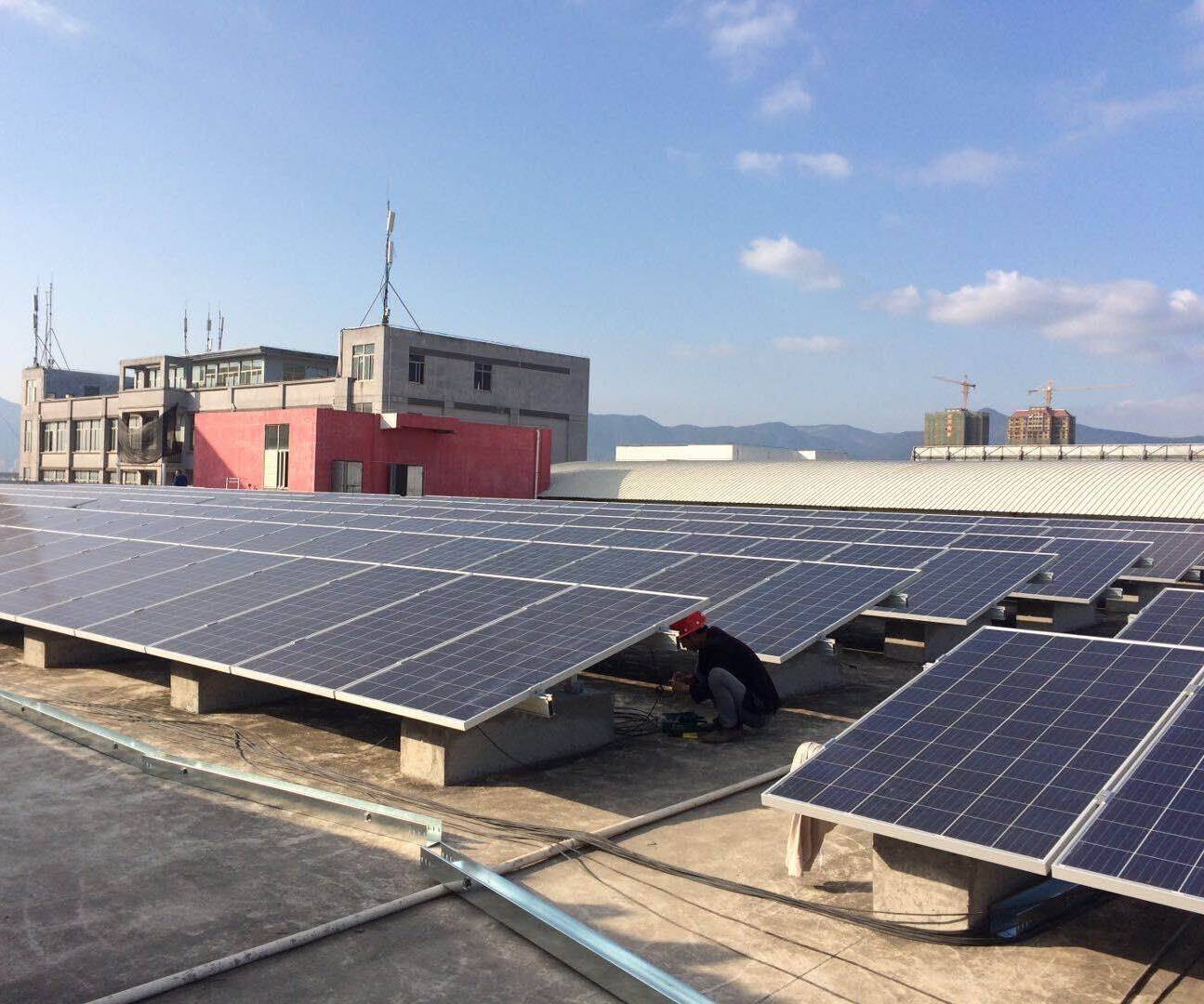 Installazione di rack fotovoltaici sul tetto
